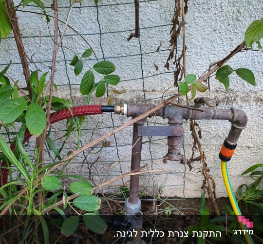 צינור מים עם מחבר פלסטיק וברז מתכת